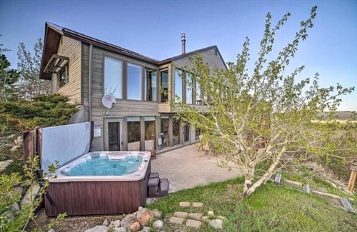 Red Lodge House | The Elk Mountain Lodge - Red Lodge Hillside Home w/Hot Tub!