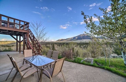 Red Lodge House | The Elk Mountain Lodge - Red Lodge Hillside Home w/Hot Tub!