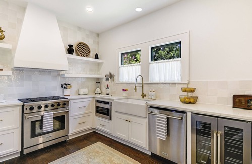Smithville House | The Ella Norah. A Luxury Retreat. Pool and Spa. Steps to Main Street.