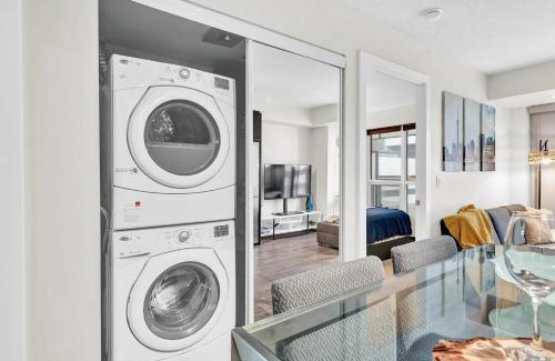 Toronto Entertainment District Apartment | The Ellios Suites - In Downtown Toronto, Opposite CN Tower & Rogers Centre