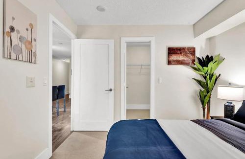 Toronto Entertainment District Apartment | The Ellios Suites - In Downtown Toronto, Opposite CN Tower & Rogers Centre