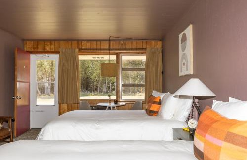 Ellison Bay Hotel | The Ellison Inn & Lounge