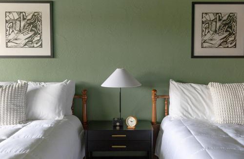 Ellison Bay Hotel | The Ellison Inn & Lounge
