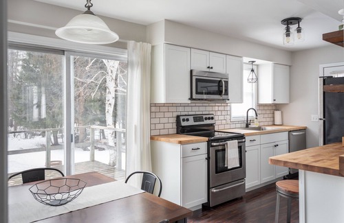 Frankfort House | The Elm Cottage - 1mi to Frankfort Beach