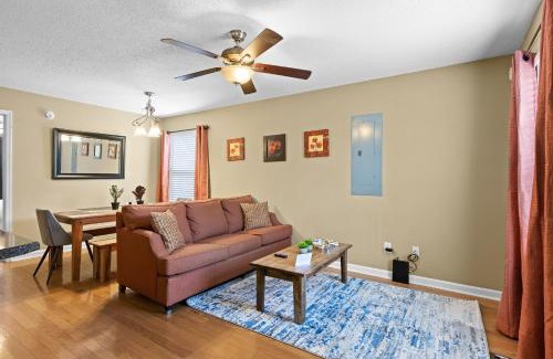Missionary Ridge House | The Elmwood Farmhouse- 10 Mins to Downtown Chattanooga