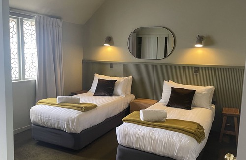 Merivale Hotel | The Elmwood Motel