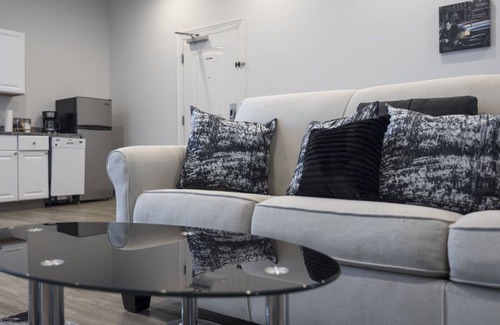 Maxwell Condo | The Elvis Suite! 2 bd w/a total vibe!