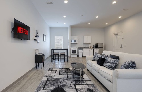 Maxwell Condo | The Elvis Suite! 2 bd w/a total vibe!