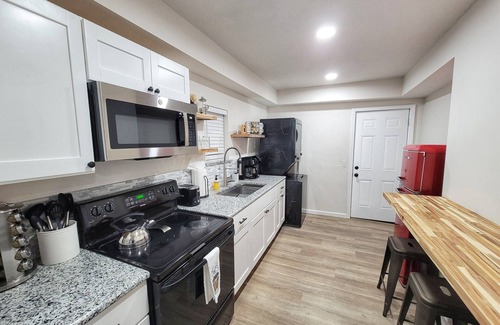 Norman House | The Elwood- 2 Miles to OU on Main St with Hot Tub!