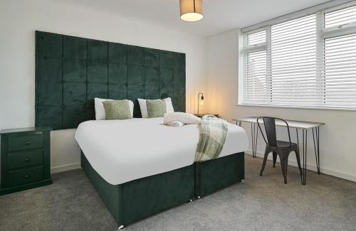 Cribbs Causeway Apartment | The Emerald - 6 Beds - Contractors - Free Parking