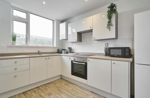 Cribbs Causeway Apartment | The Emerald - 6 Beds - Contractors - Free Parking