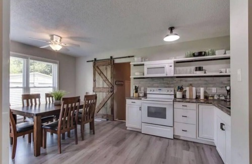 Lewisburg House | The Emerald-near Henry Horton- Sleeps 8- 2.5 baths