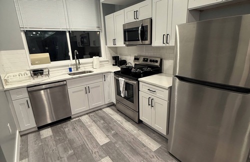 Mantua Apartment | The Emerald Room-3BD-3BTH-Patio