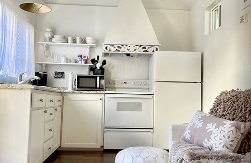 Vancouver Cottage | The Enchanted Cottage, Super Cute Tiny House in a Private Peaceful Neighborhood