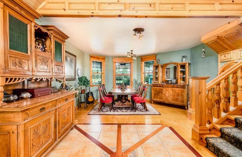 Drumheller House | The Enchanted River Cottage - River - Luxurious Cottage - Jacuzzi