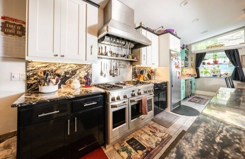 Riggins House | The Estate on Main St. sleeps 22 with 9 BR & 6 full BA in 2 separate buildings!