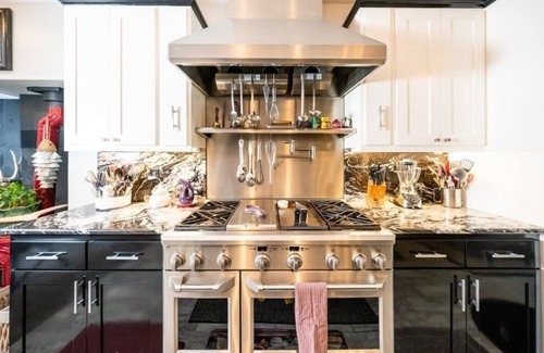 Riggins House | The Estate on Main St. sleeps 22 with 9 BR & 6 full BA in 2 separate buildings!
