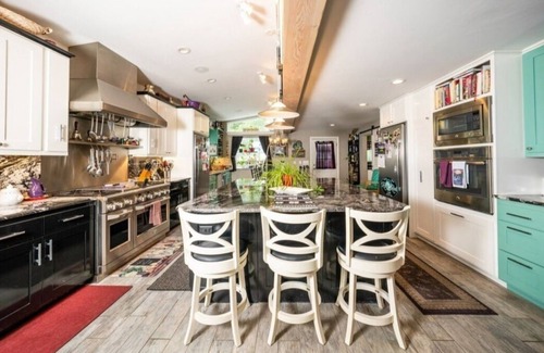 Riggins House | The Estate on Main St. sleeps 22 with 9 BR & 6 full BA in 2 separate buildings!