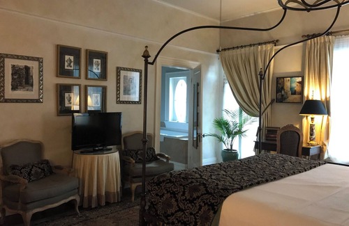 Hammond Bed & Breakfast | The Evangeline Room W/King Bed