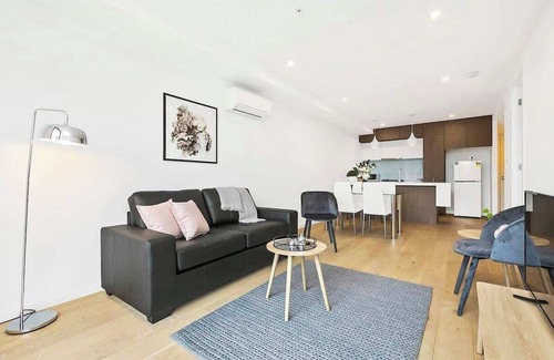 Carnegie Apartment | The Even Apartment in Carnegie with parking