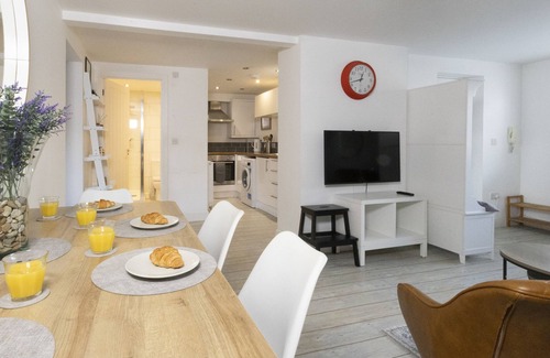 Begbroke Apartment | The Evenlode | Kidlington Holiday Let | 1 Bed & Sleeps 2