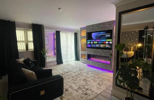 The Westside Apartment | The Exclusive Jacuzzi Apartment with Fireplace & Parking