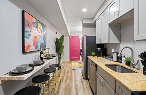 West Philadelphia Apartment | The Executive - Philly Zoo - King Suite - Parking