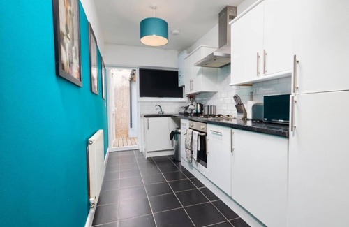 Saint Paul's Condo | The Exquisite Gem of Central Bristol - Sleeps 18