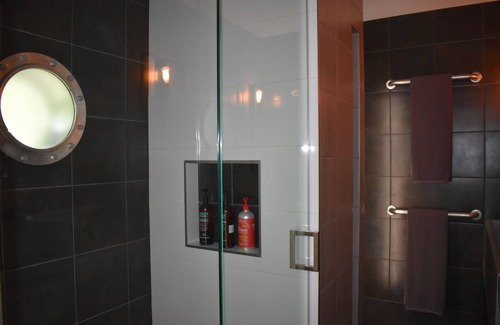 Asheville Apartment | THE FACTORY @UTOPIA ~ POOL ~ KING BED ~ HOT-TUB ~ 2M DTN