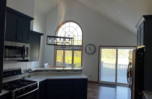 Hayward House | The Fairway Escape – Spacious 6BR Golf Course Retreat, Walk to Downtown Hayward!