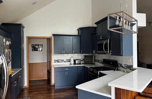 Hayward House | The Fairway Escape – Spacious 6BR Golf Course Retreat, Walk to Downtown Hayward!