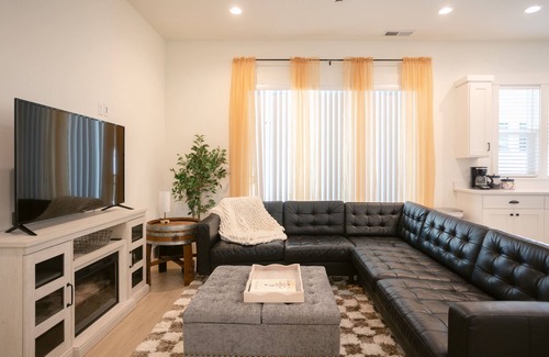Eagle Point House | The Fairway Townhouse | Minutes from Golf Course | Sleeps Up To 7
