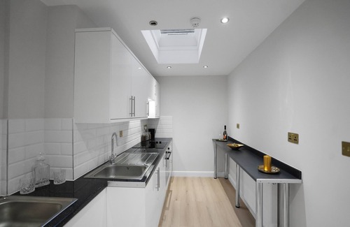 Luton House | The Falcons Nest Luton Airport