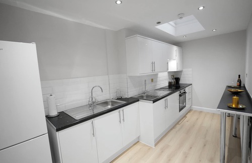Luton House | The Falcons Nest Luton Airport