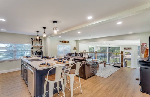 Granbury House | The Falling Pecan Lakehouse