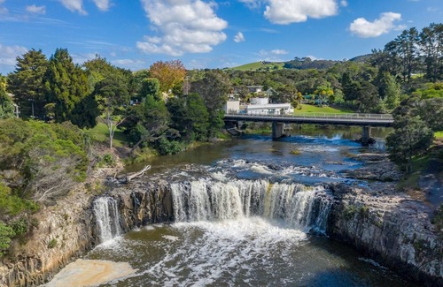 Haruru House | The Falls View - Haruru Falls Holiday Home