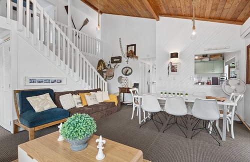 Cable Bay House | The Family Bach – Cable Bay Holiday Home