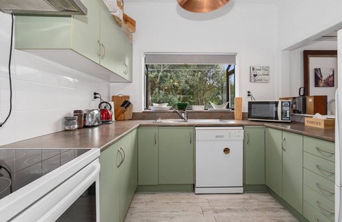Cable Bay House | The Family Bach – Cable Bay Holiday Home