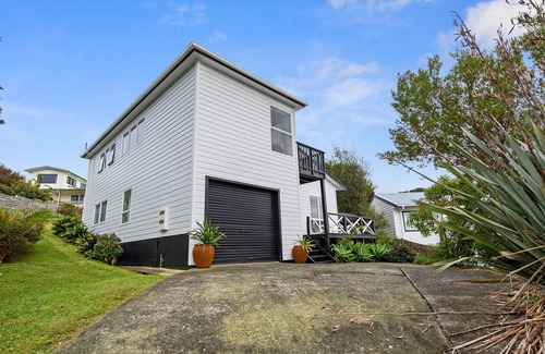Cable Bay House | The Family Bach – Cable Bay Holiday Home
