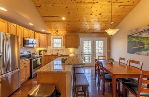 Fayetteville House | The Family Cabin: 4BR/2BA w Fire Pit