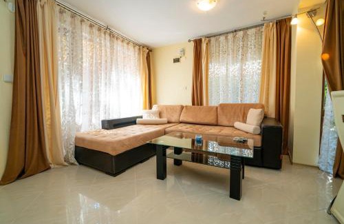 Ravda Apartment | The Family Courtyard - Very LARGE 2BD Apartment by Flat Manаger