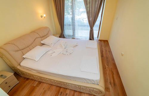 Ravda Apartment | The Family Courtyard - Very LARGE 2BD Apartment by Flat Manаger