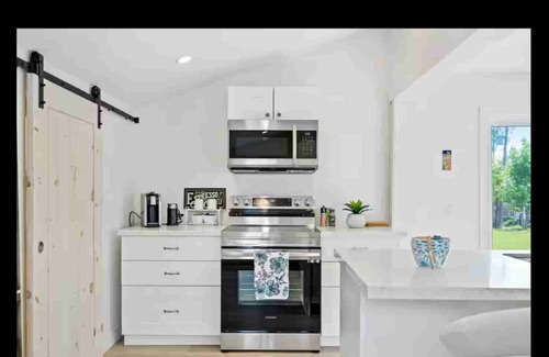 Crystal Beach Cottage | The Family Lakehouse - An Idyllic Bay Beach Escape