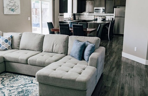 Tri-Cities House | The Family Retreat - Gorgeous 2-story home