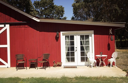 Upper Lake House | The Famous Red Barn! Stay w/Farm Animals & Viewsn