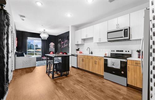 Sobro Apartment | The Fancy – Downtown Views, Pool + Gym, Prime Nashville spot, walk to Broadway