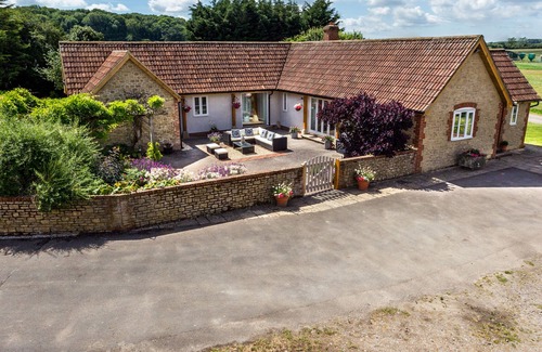 Chippenham House | THE FARM HOUSE @ NABLES FARM, family friendly in Upper Seagry