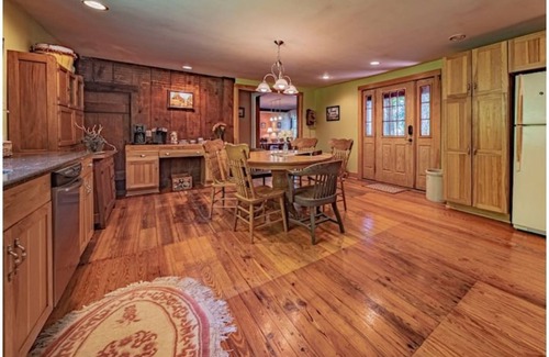 Lancaster House | The Farmhaus - rustic 1800s homestead sleeps 12