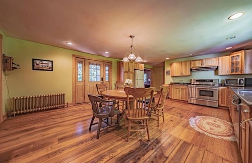 Lancaster House | The Farmhaus - rustic 1800s homestead sleeps 12