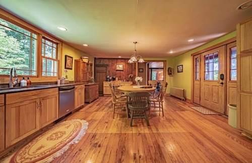 Lancaster House | The Farmhaus - rustic 1800s homestead sleeps 12